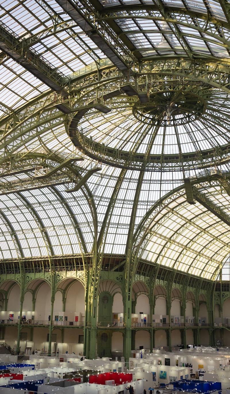 Utilisation artistique de la peinture polycarbonate dans un design d’intérieur contemporain français